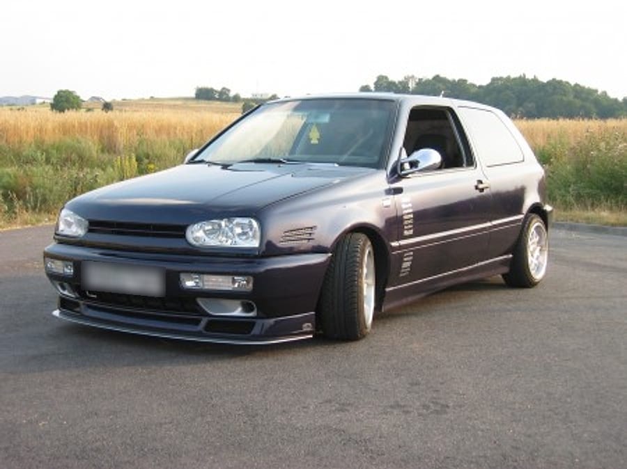 VW Golf MK3, front three-quarter view in front of a cornfield