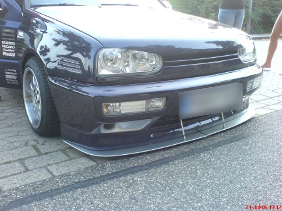 Front detail of the VW Golf MK3: twin headlights, fog lights and splitter