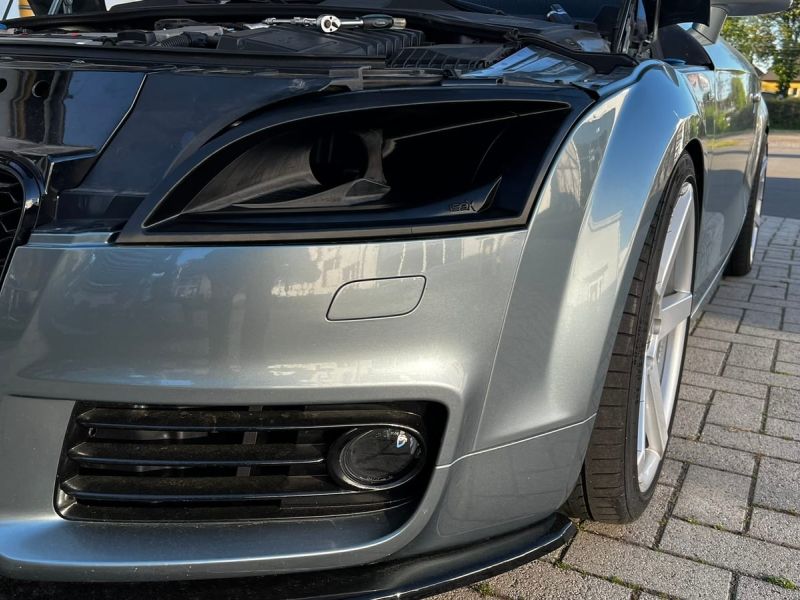 Headlight with the intake opening, fitted to the Audi TT