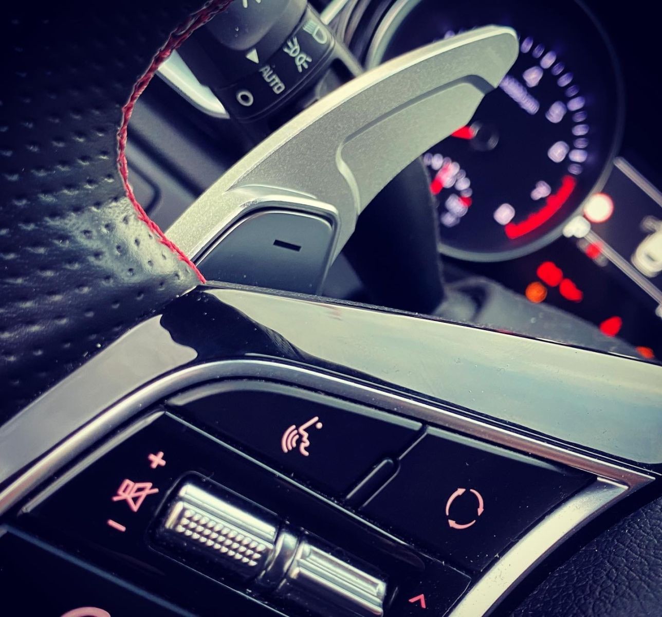 Aluminium paddle shifters behind the steering wheel of the KIA ProCeed GT