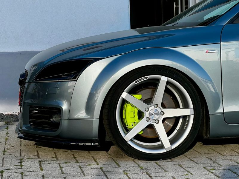 Headlight and front wheel of the TT