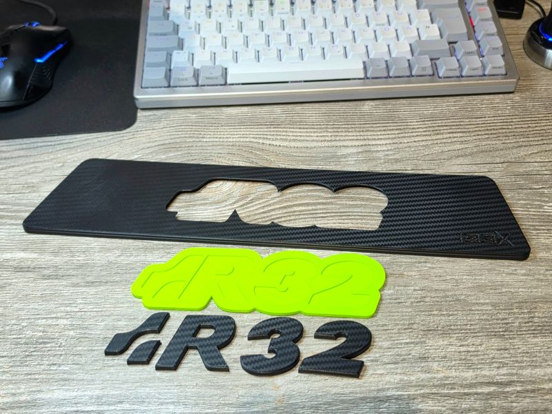 Printed plate with the cut-out, R32 logo in green and in black next to it