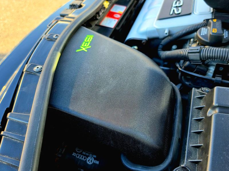 Airbox cover seen from the front of the engine bay