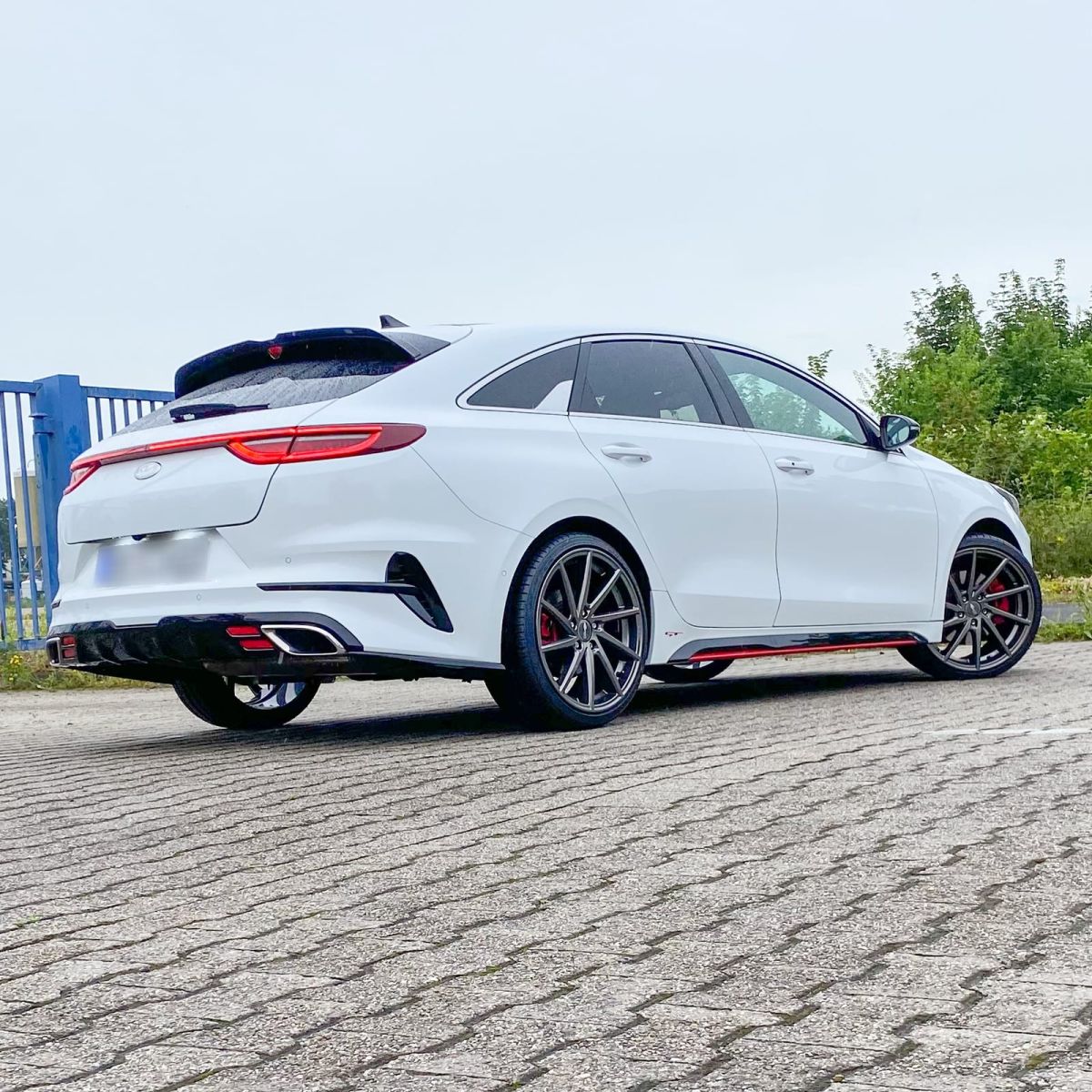 KIA ProCeed GT, rear three-quarter view on cobblestones