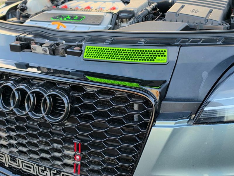 Lime insert above the TT-RS honeycomb grille