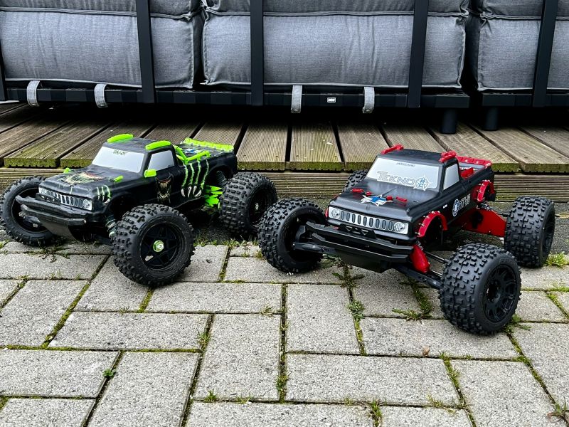 Both Tekno MT410 side by side, green and red