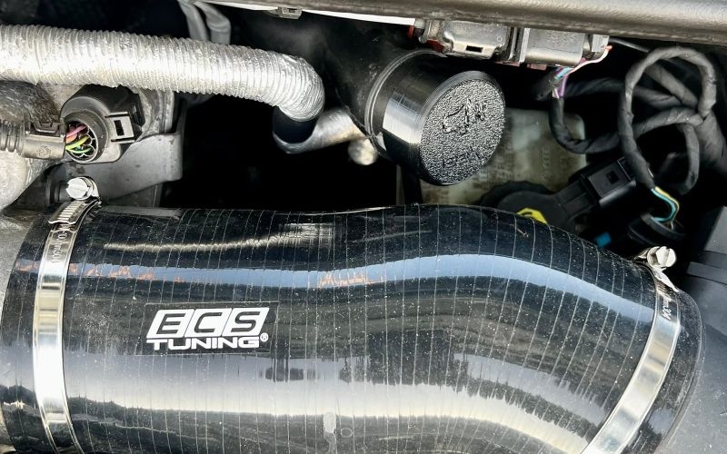 The printed sound tube cap fitted next to the silicone intake hose