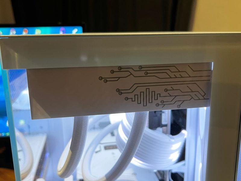 Front face of the white radiator cover with its circuit pattern, fitted in the case