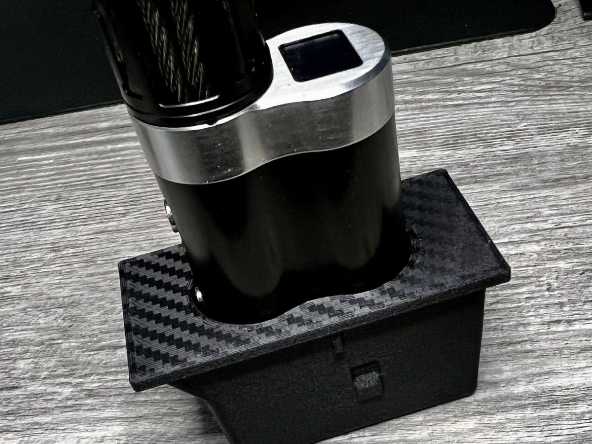 3D-printed ashtray insert in carbon-texture black ASA holding a Dicodes Dani Box 21700