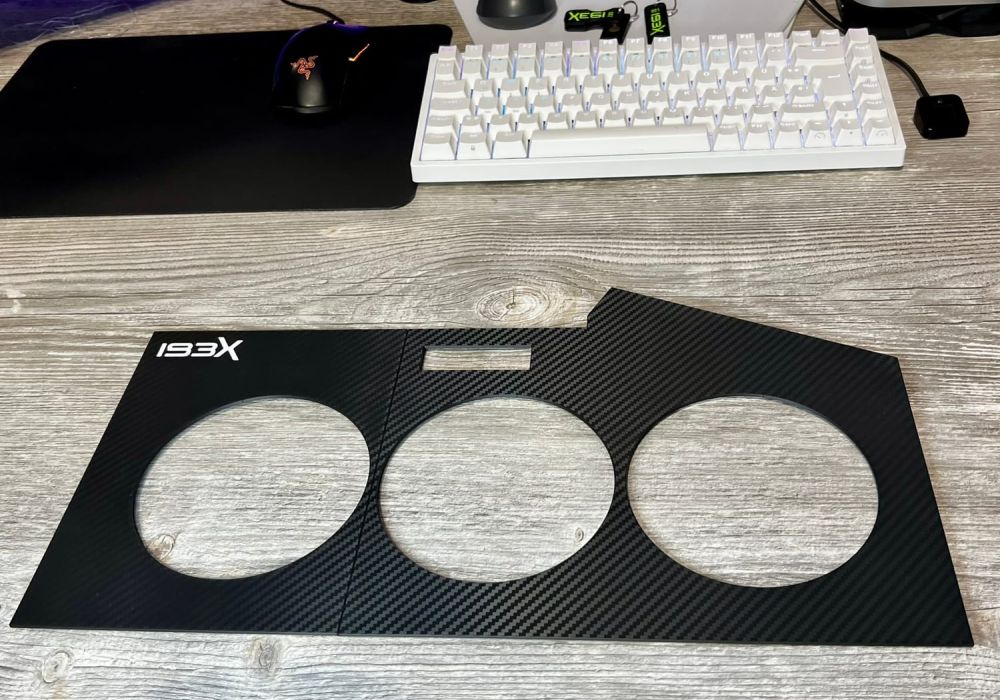 Bottom plate, display copy in black, with the carbon texture visible