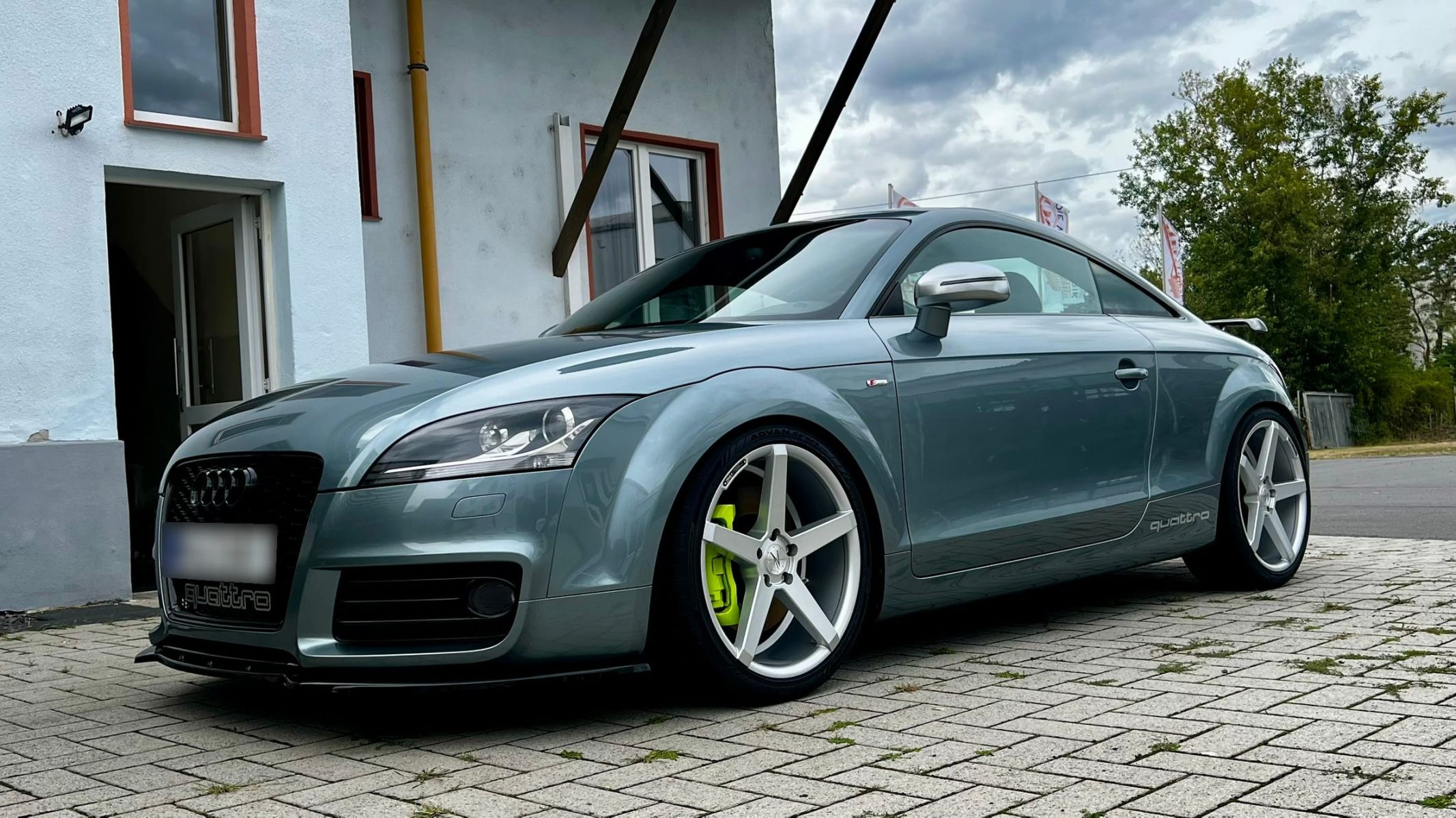 Audi TT 3.2 MK2 Coupé from a low angle, front and side with 19-inch wheels