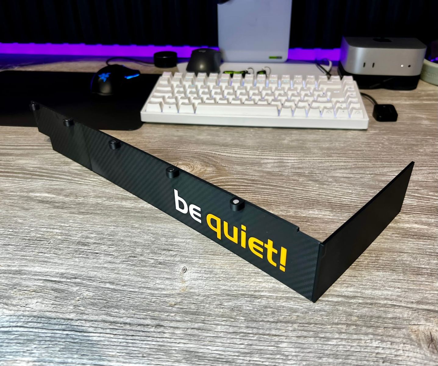 The printed radiator cover with be quiet! lettering on the desk
