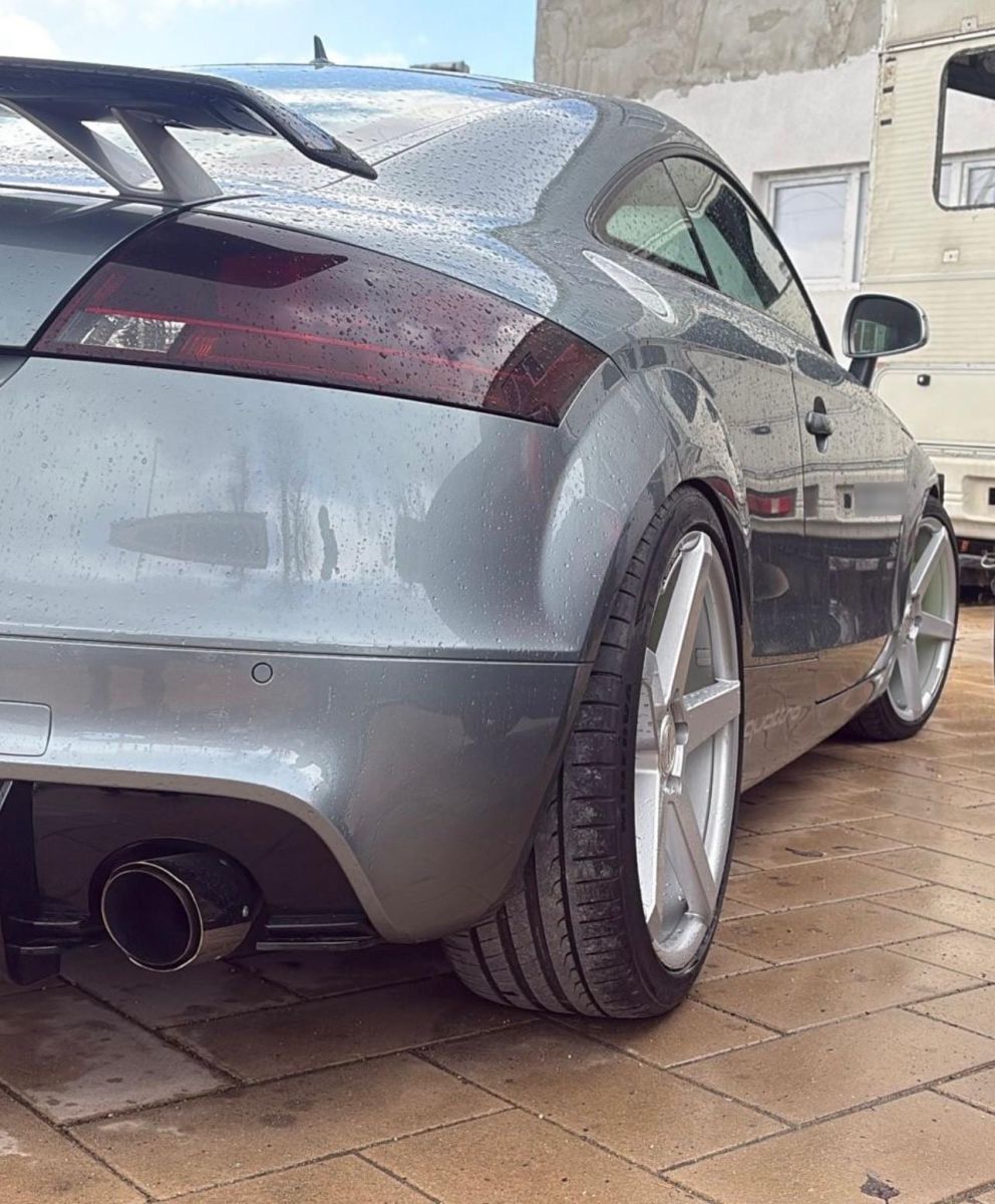 Rear wheel and exhaust tip of the Audi TT 3.2 after the rain