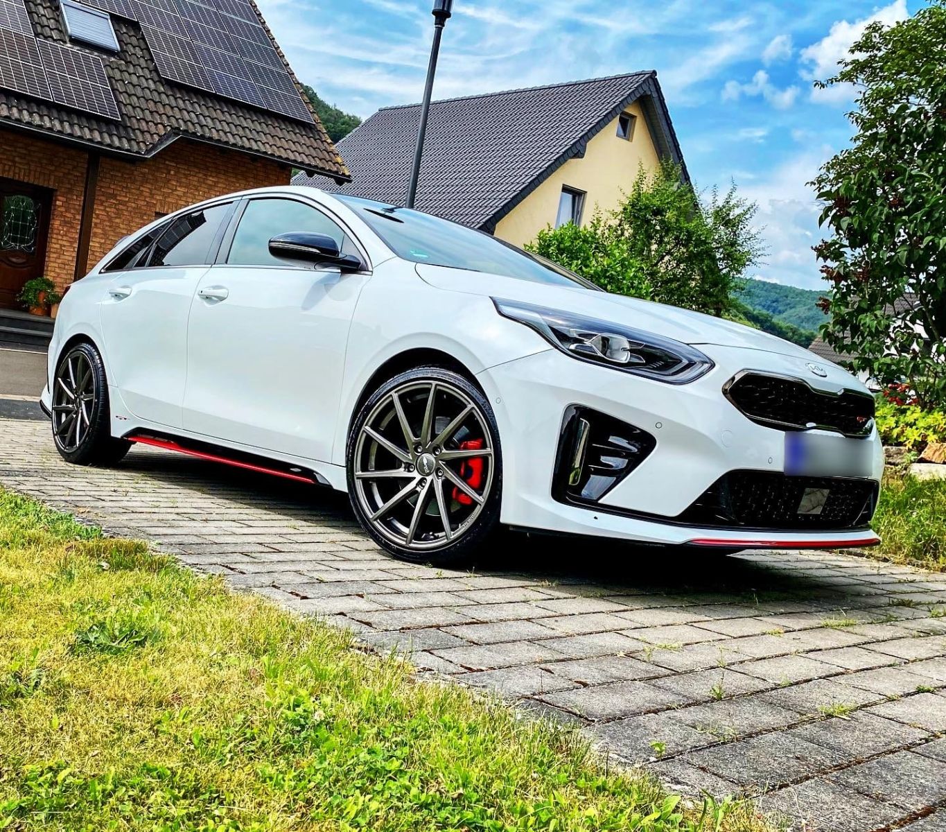KIA ProCeed GT in white, front three-quarter view with red brake calipers