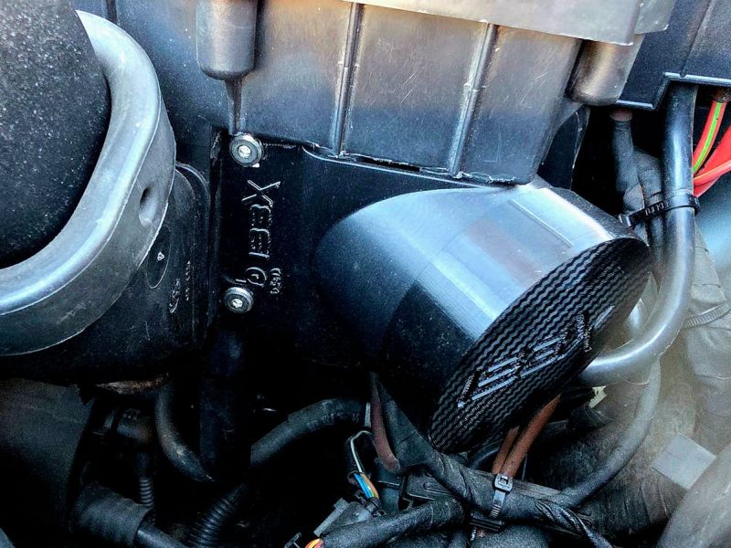 Airbox inlet and cap from the side