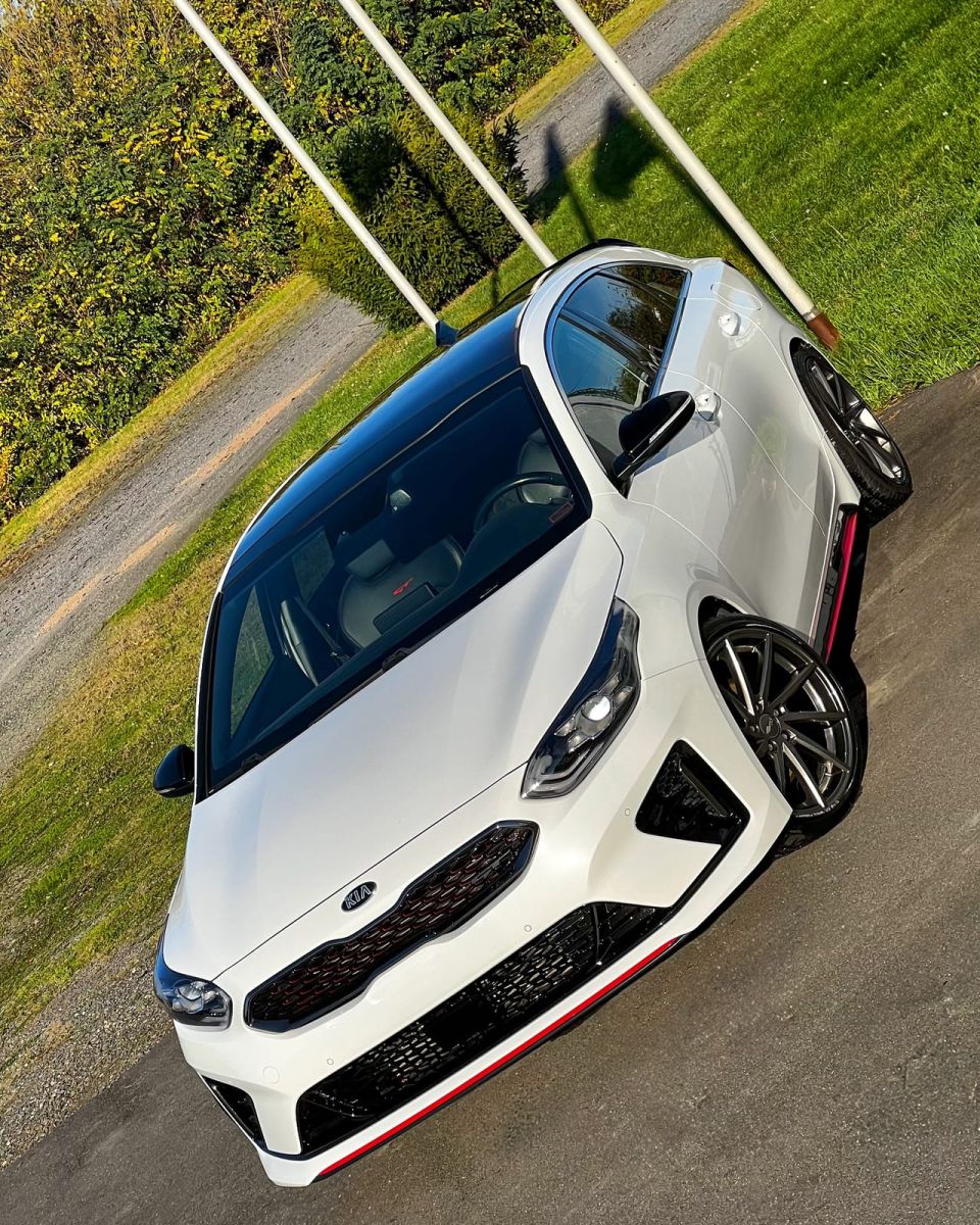 KIA ProCeed GT seen from above, front end with the GT grille