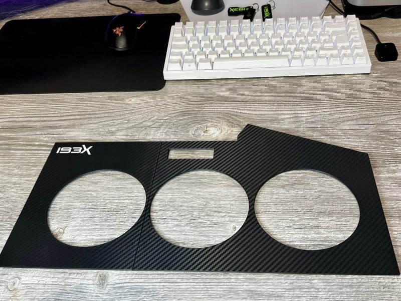 Bottom plate, display copy in black, with the carbon texture visible