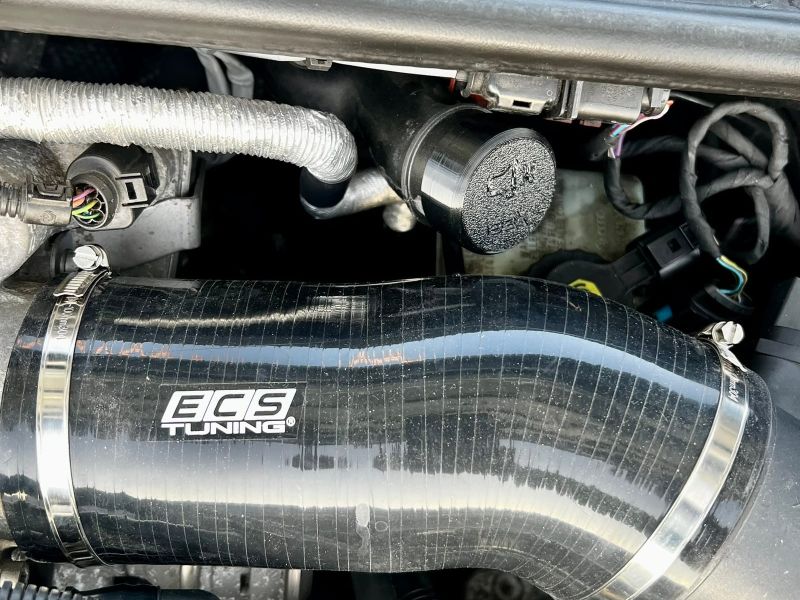 Sound tube cap fitted, seen from the side