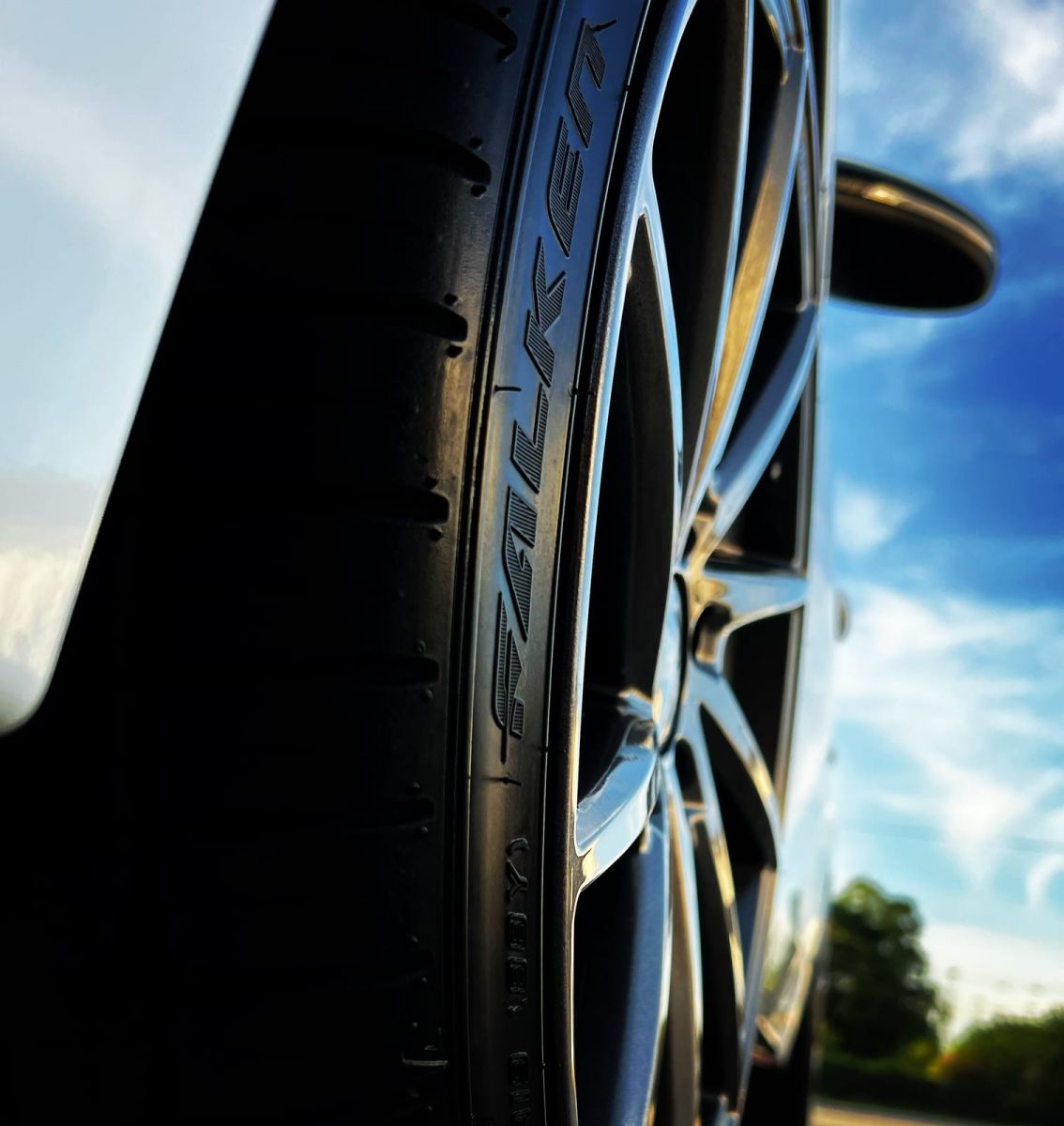 Tyre sidewall and alloy wheel of the KIA ProCeed GT from a low angle
