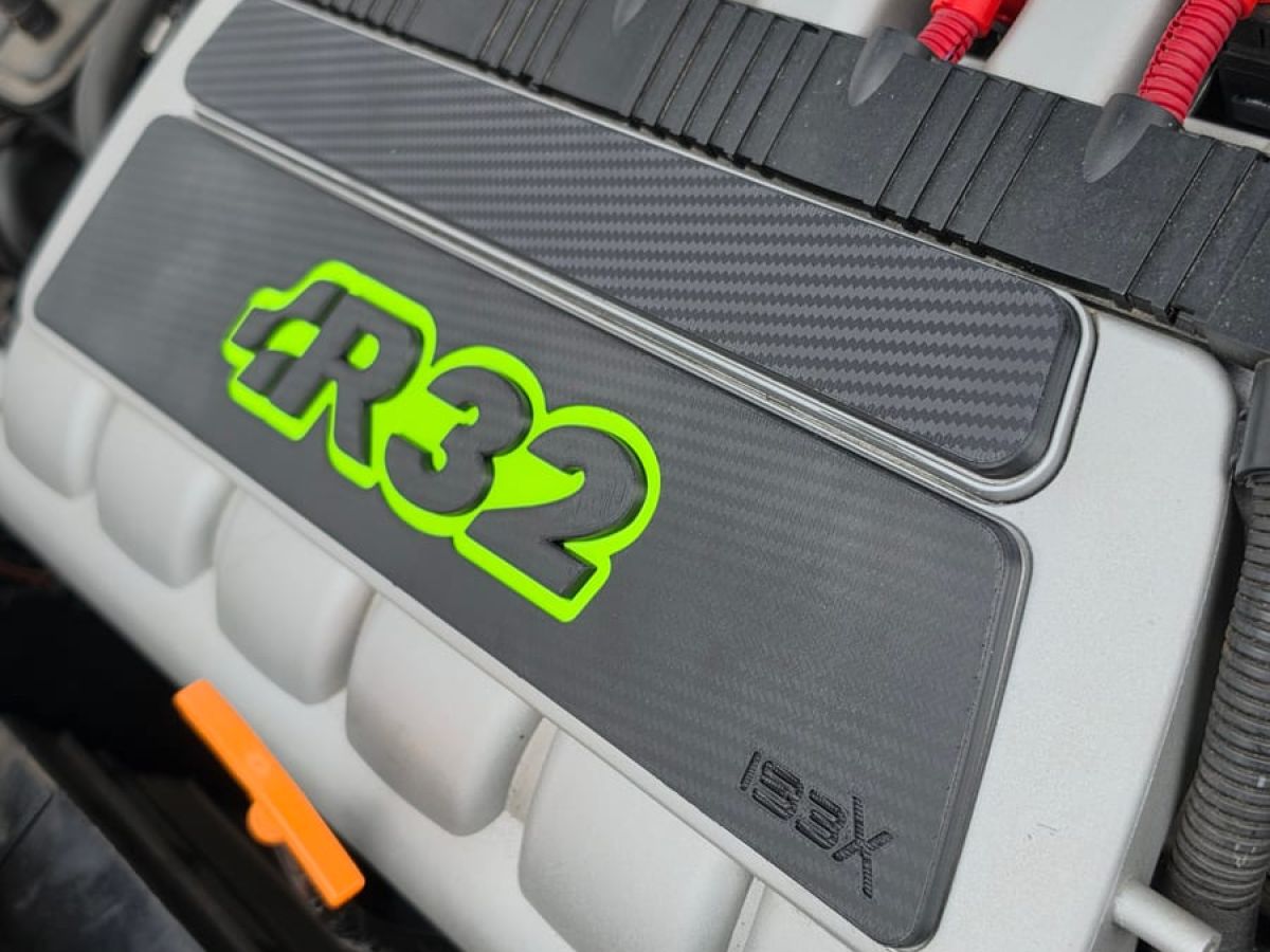 3D-printed R32 plate in black and neon green on the intake manifold of the VR6