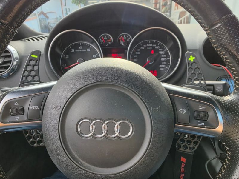 Paddle shifters behind the steering wheel
